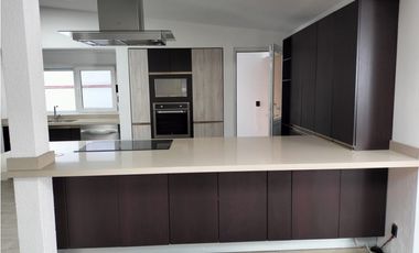 REESTRENA CÓMODA CASA EN SATELITE DE UN PISO EN CALLE CERRADA