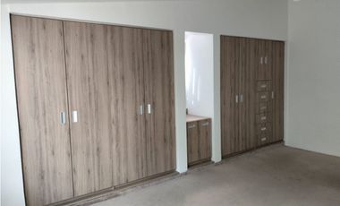 REESTRENA CÓMODA CASA EN SATELITE DE UN PISO EN CALLE CERRADA