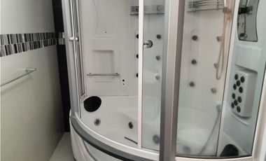 REESTRENA CÓMODA CASA EN SATELITE DE UN PISO EN CALLE CERRADA
