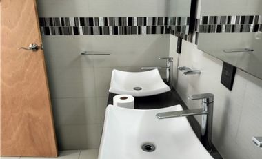 REESTRENA CÓMODA CASA EN SATELITE DE UN PISO EN CALLE CERRADA