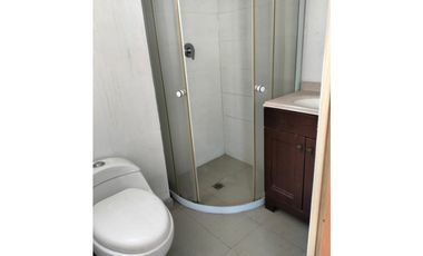REESTRENA CÓMODA CASA EN SATELITE DE UN PISO EN CALLE CERRADA