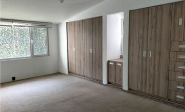 REESTRENA CÓMODA CASA EN SATELITE DE UN PISO EN CALLE CERRADA
