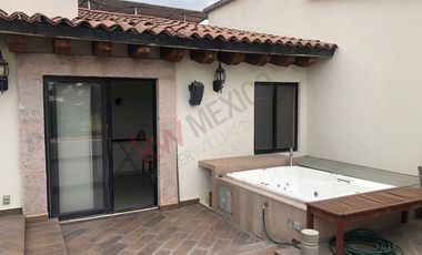 ¿Te imaginas vivir en una Hacienda? Vive en esta casa rodeada de jardines y flores naturales.