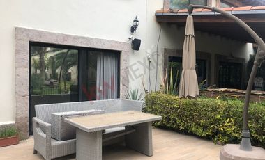 ¿Te imaginas vivir en una Hacienda? Vive en esta casa rodeada de jardines y flores naturales.