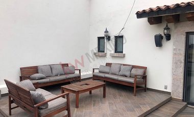 ¿Te imaginas vivir en una Hacienda? Vive en esta casa rodeada de jardines y flores naturales.