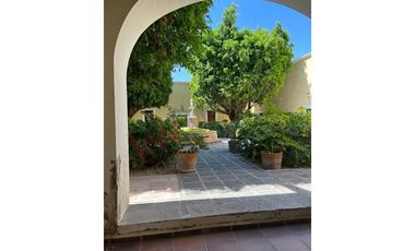 ¿Te imaginas vivir en una Hacienda? Vive en esta casa rodeada de jardines y flores naturales.