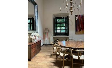 ¿Te imaginas vivir en una Hacienda? Vive en esta casa rodeada de jardines y flores naturales.