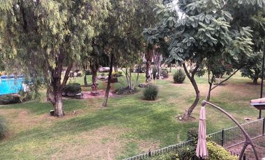 ¿Te imaginas vivir en una Hacienda? Vive en esta casa rodeada de jardines y flores naturales.