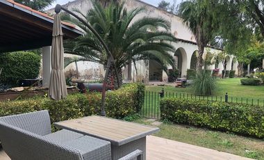 ¿Te imaginas vivir en una Hacienda? Vive en esta casa rodeada de jardines y flores naturales.