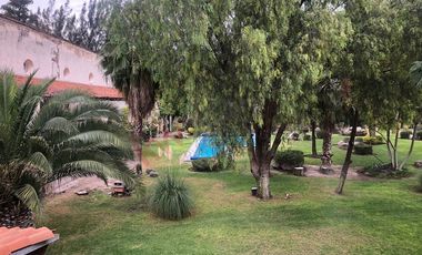 ¿Te imaginas vivir en una Hacienda? Vive en esta casa rodeada de jardines y flores naturales.