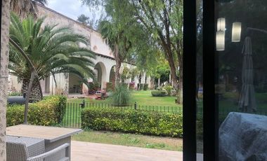 ¿Te imaginas vivir en una Hacienda? Vive en esta casa rodeada de jardines y flores naturales.