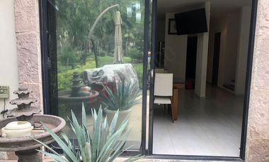 ¿Te imaginas vivir en una Hacienda? Vive en esta casa rodeada de jardines y flores naturales.