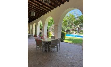 ¿Te imaginas vivir en una Hacienda? Vive en esta casa rodeada de jardines y flores naturales.