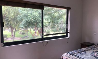 ¿Te imaginas vivir en una Hacienda? Vive en esta casa rodeada de jardines y flores naturales.