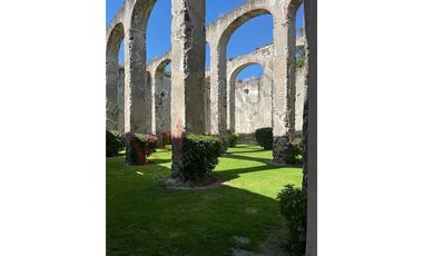 ¿Te imaginas vivir en una Hacienda? Vive en esta casa rodeada de jardines y flores naturales.
