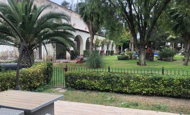 ¿Te imaginas vivir en una Hacienda? Vive en esta casa rodeada de jardines y flores naturales.