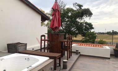 ¿Te imaginas vivir en una Hacienda? Vive en esta casa rodeada de jardines y flores naturales.