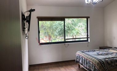 ¿Te imaginas vivir en una Hacienda? Vive en esta casa rodeada de jardines y flores naturales.