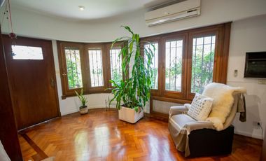 Casa de 4 ambientes   dependencia de servicio en venta, en San Isidro.