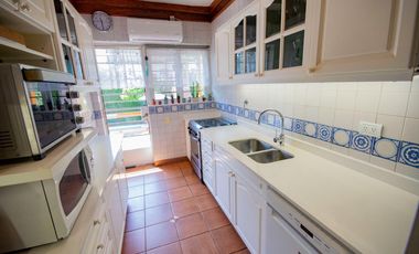 Casa de 4 ambientes   dependencia de servicio en venta, en San Isidro.