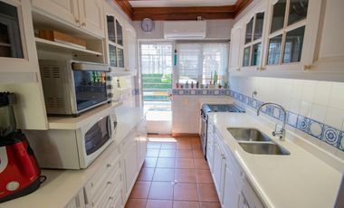 Casa de 4 ambientes   dependencia de servicio en venta, en San Isidro.