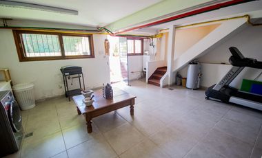 Casa de 4 ambientes   dependencia de servicio en venta, en San Isidro.