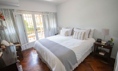 Casa de 4 ambientes   dependencia de servicio en venta, en San Isidro.
