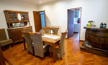 Casa de 4 ambientes   dependencia de servicio en venta, en San Isidro.