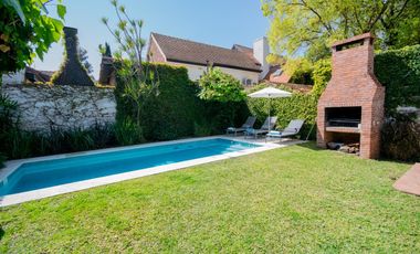 Casa de 4 ambientes   dependencia de servicio en venta, en San Isidro.