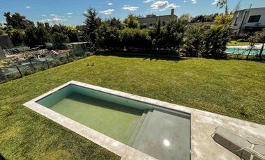 Casa en venta - 3 Dormitorios 3 Baños - Cocheras - 320Mts2 - La Plata