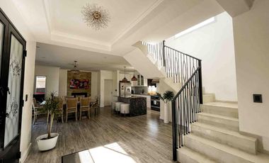 Casa en venta - 3 Dormitorios 3 Baños - Cocheras - 320Mts2 - La Plata