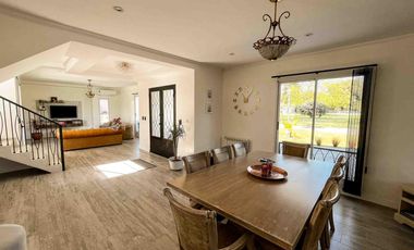 Casa en venta - 3 Dormitorios 3 Baños - Cocheras - 320Mts2 - La Plata