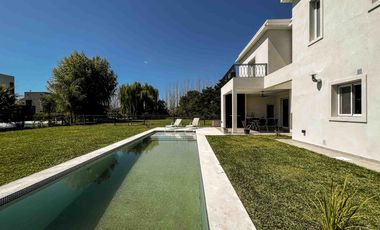 Casa en venta - 3 Dormitorios 3 Baños - Cocheras - 320Mts2 - La Plata