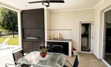 Casa en venta - 3 Dormitorios 3 Baños - Cocheras - 320Mts2 - La Plata
