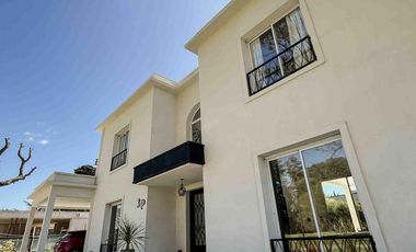 Casa en venta - 3 Dormitorios 3 Baños - Cocheras - 320Mts2 - La Plata