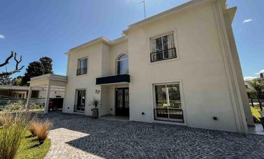 Casa en venta - 3 Dormitorios 3 Baños - Cocheras - 320Mts2 - La Plata