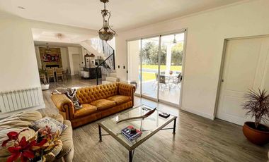 Casa en venta - 3 Dormitorios 3 Baños - Cocheras - 320Mts2 - La Plata