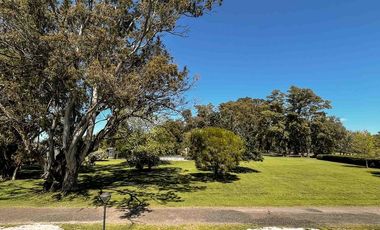 Casa en venta - 3 Dormitorios 3 Baños - Cocheras - 320Mts2 - La Plata