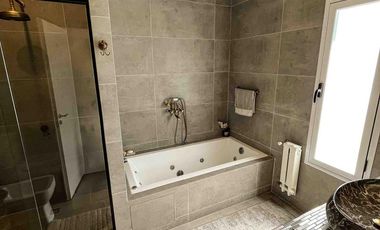 Casa en venta - 3 Dormitorios 3 Baños - Cocheras - 320Mts2 - La Plata