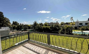 Casa en venta - 3 Dormitorios 3 Baños - Cocheras - 320Mts2 - La Plata