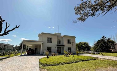 Casa en venta - 3 Dormitorios 3 Baños - Cocheras - 320Mts2 - La Plata