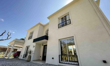 Casa en venta - 3 Dormitorios 3 Baños - Cocheras - 320Mts2 - La Plata