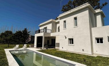 Casa en venta - 3 Dormitorios 3 Baños - Cocheras - 320Mts2 - La Plata