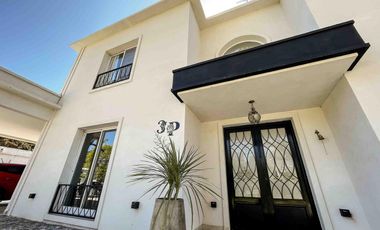 Casa en venta - 3 Dormitorios 3 Baños - Cocheras - 320Mts2 - La Plata