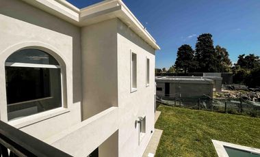 Casa en venta - 3 Dormitorios 3 Baños - Cocheras - 320Mts2 - La Plata