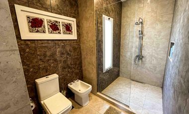 Casa en venta - 3 Dormitorios 3 Baños - Cocheras - 320Mts2 - La Plata