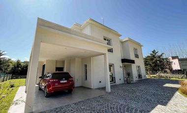Casa en venta - 3 Dormitorios 3 Baños - Cocheras - 320Mts2 - La Plata