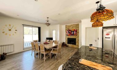 Casa en venta - 3 Dormitorios 3 Baños - Cocheras - 320Mts2 - La Plata