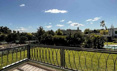 Casa en venta - 3 Dormitorios 3 Baños - Cocheras - 320Mts2 - La Plata