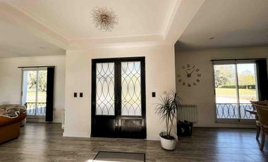Casa en venta - 3 Dormitorios 3 Baños - Cocheras - 320Mts2 - La Plata